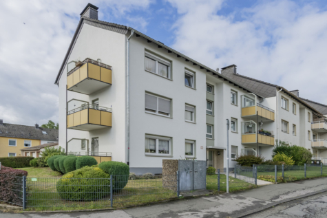 Kapitalanlage oder Eigenheim – Eigentumswohnung mit Balkon und Garage - Straßenansicht (70810)