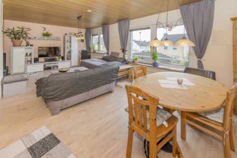 Kapitalanlage oder Eigenheim – Eigentumswohnung mit Balkon und Garage - Wohnzimmer (70811)
