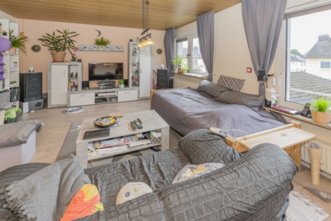 Kapitalanlage oder Eigenheim – Eigentumswohnung mit Balkon und Garage - Wohnzimmer (70812)