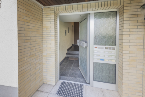 Kapitalanlage oder Eigenheim – Eigentumswohnung mit Balkon und Garage - Hauseingang (70832)