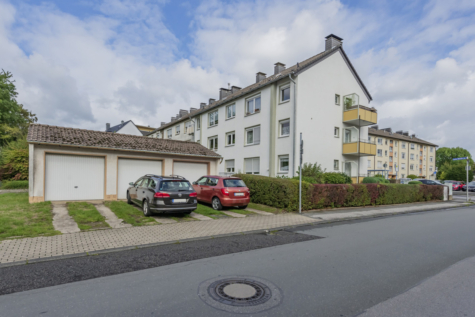 Kapitalanlage oder Eigenheim – Eigentumswohnung mit Balkon und Garage - Straßenansicht (70833)