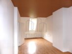 Platz für Ideen, Ruhe mitten im Leben – 3 Zimmer im Denkmalhaus - Wohnzimmer