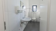 Modernes Büro im Erdgeschoss mit stilvoller Architektur! - Sanitärbereich
