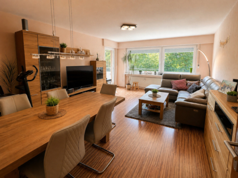 Attraktive 4-Zimmer-Wohnung mit Balkon & Garage auf Emst! - Wohnbereich mit Zugang zum Balkon (69886)