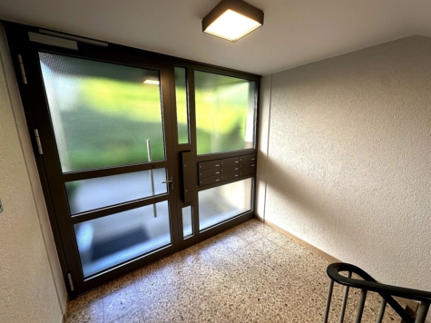 Attraktive 4-Zimmer-Wohnung mit Balkon & Garage auf Emst! - Hauseingang (69892)
