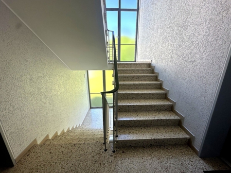 Attraktive 4-Zimmer-Wohnung mit Balkon & Garage auf Emst! - Treppenhaus (69893)