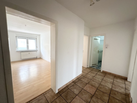Helle 3-Zimmer-Wohnung im Grünen mit top Anbindung - Diele mit Blick zum Schlafzimmer (69741)