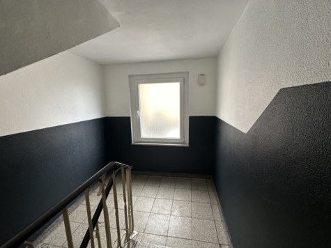Helle 3-Zimmer-Wohnung im Grünen mit top Anbindung - Hausflur (69750)