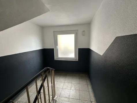 Helle 3-Zimmer-Wohnung im Grünen mit top Anbindung - Hausflur (71335)