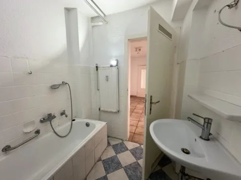 Helle 3-Zimmer-Wohnung im Grünen mit top Anbindung - Badezimmer (71332)