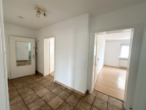 Helle 3-Zimmer-Wohnung im Grünen mit top Anbindung - Eingangstür (69749)