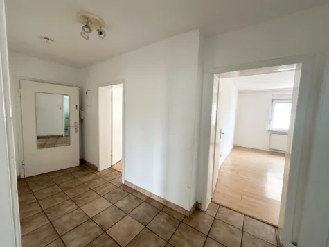 Helle 3-Zimmer-Wohnung im Grünen mit top Anbindung - Eingangstür (71334)