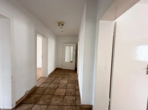 Helle 3-Zimmer-Wohnung im Grünen mit top Anbindung - Diele (71333)