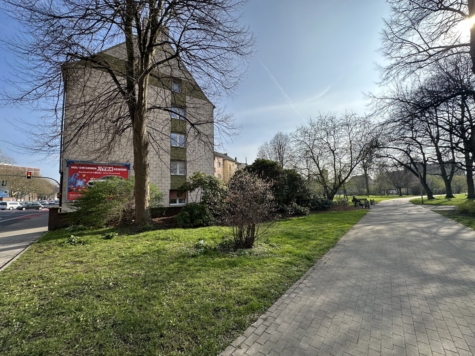 Helle 3-Zimmer-Wohnung im Grünen mit top Anbindung - Blick zum Haus (69753)