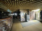 Charakterstarke Gewerbeeinheit für Gastronomie, Lounge oder Showroom - Blick zum Notausgang