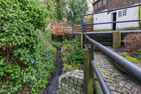 Einfamilienhaus mit Einliegerwohnung und idyllischem Garten – Eine wahre Perle! - Eigener Bach (70527)