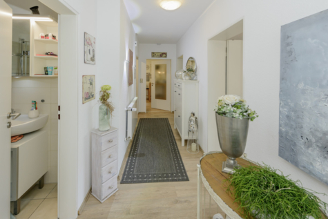 Einfamilienhaus mit Einliegerwohnung und idyllischem Garten – Eine wahre Perle! - Einliegerwohnung Diele (70504)