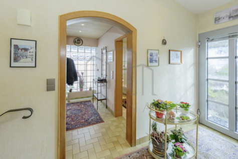 Einfamilienhaus mit Einliegerwohnung und idyllischem Garten – Eine wahre Perle! - Diele mit Blick zur Garderobe (70550)