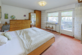 Schlafzimmer mit Zugang zum Balkon