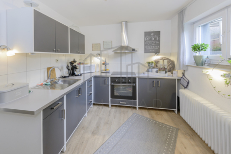 Einfamilienhaus mit Einliegerwohnung und idyllischem Garten – Eine wahre Perle! - Einliegerwohnung Küche (70562)