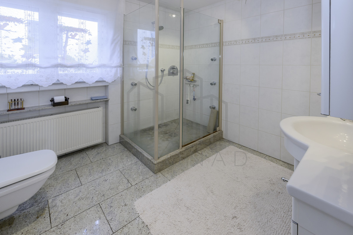 Badezimmer mit Dusche