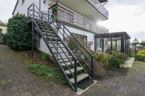 Einfamilienhaus mit Einliegerwohnung und idyllischem Garten – Eine wahre Perle! - Zugang vom Balkon in den Garten (70517)