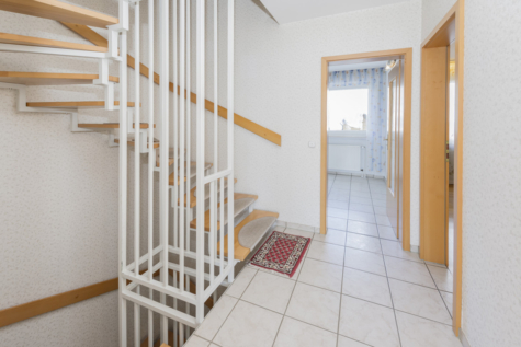 Wohnglück auf 134m². Reihenmittelhaus in ruhiger Lage von Iserlohn! - Treppenhaus (70915)