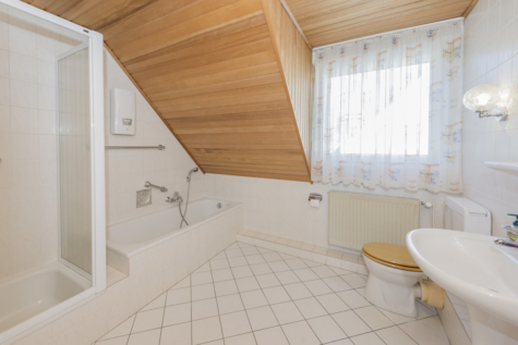 Wohnglück auf 134m². Reihenmittelhaus in ruhiger Lage von Iserlohn! - Badezimmer im Obergeschoss (70921)
