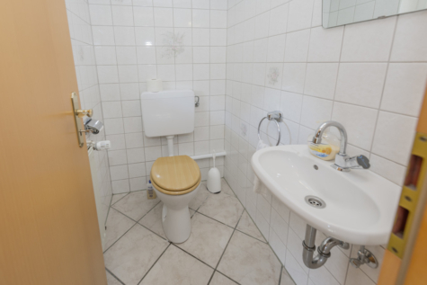 Wohnglück auf 134m². Reihenmittelhaus in ruhiger Lage von Iserlohn! - Gäste WC im Eingangsbereich (70925)
