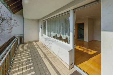 Wohnglück auf 134m². Reihenmittelhaus in ruhiger Lage von Iserlohn! - Balkon mit Blick in das Wohnzimmer (70941)