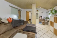 Wohnzimmer mit Zugang zum Bad und der Diele