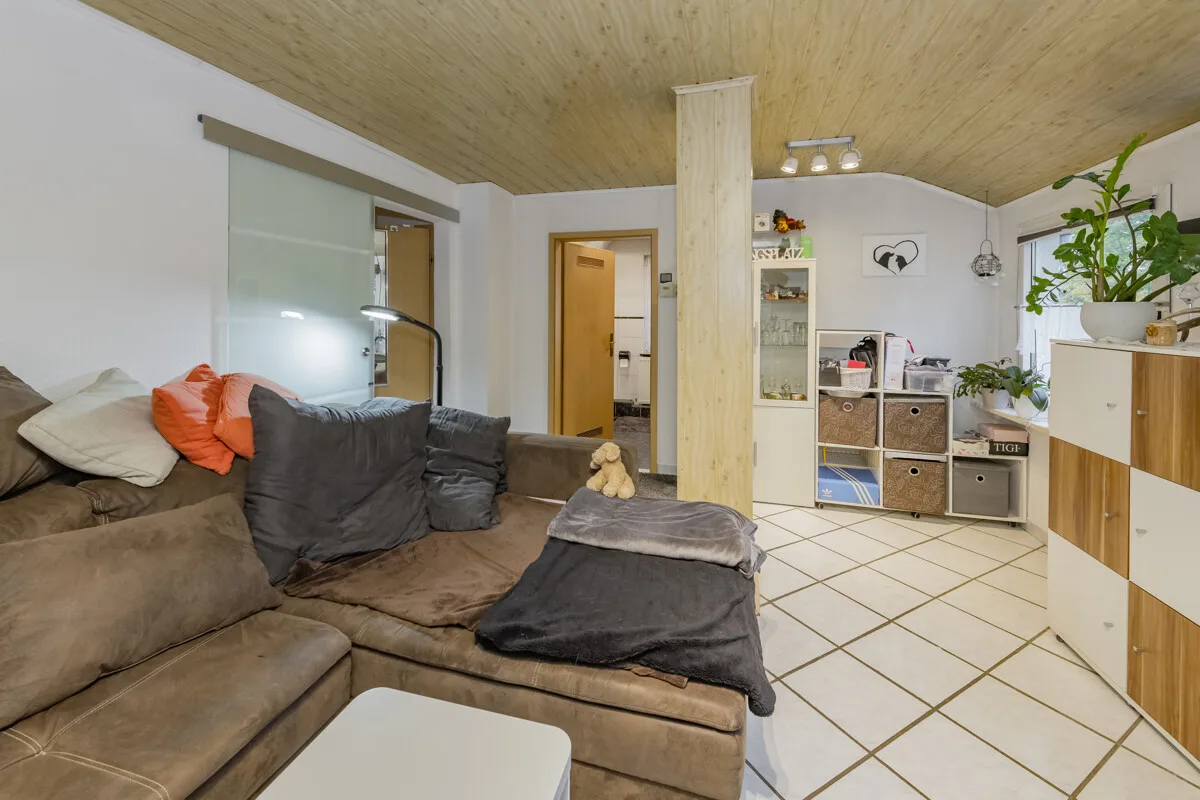 Wohnzimmer mit Zugang zum Bad und der Diele