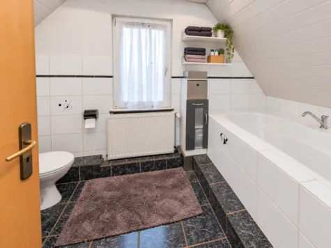 Gemütliche 3-Zimmer-Dachgeschosswohnung mit zwei Bädern - Badezimmer mit Wanne (71635)