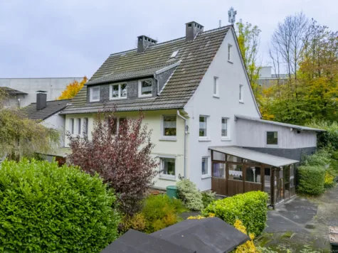 Gemütliche 3-Zimmer-Dachgeschosswohnung mit zwei Bädern - Hausansicht (71628)