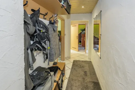 Gemütliche 3-Zimmer-Dachgeschosswohnung mit zwei Bädern - Diele (71633)