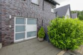 Moderne 2-Zimmer-Wohnung mit Terrasse & Stellplatz in ruhiger Lage - Eingangstür