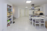 Moderne 2-Zimmer-Wohnung mit Terrasse & Stellplatz in ruhiger Lage - Blick Richtung Schlafzimmer, Badezimmer und Abstellraum