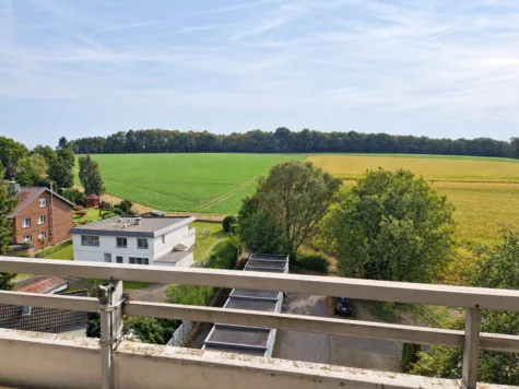 Großzügige 2-Zimmer-Wohnung mit großem Balkon und herrlichem Weitblick - Balkonblick über Felder und Häuser (71710)