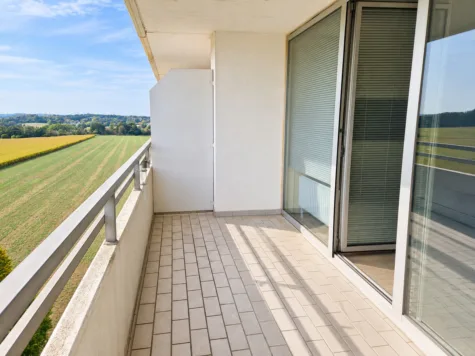 Großzügige 2-Zimmer-Wohnung mit großem Balkon und herrlichem Weitblick - Balkon mit weitem Landschaftsblick (71709)