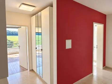 Großzügige 2-Zimmer-Wohnung mit großem Balkon und herrlichem Weitblick - Heller Flur (71702)