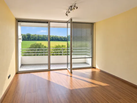 Großzügige 2-Zimmer-Wohnung mit großem Balkon und herrlichem Weitblick - Helles Wohnzimmer (71705)