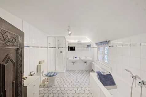 Ein Zuhause mit Geschichte – denkmalgeschütztes Fachwerkhaus auf großzügigem Grundstück - Badezimmer (71295)