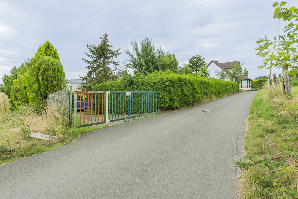 Straße mit Zufahrt zum Objekt