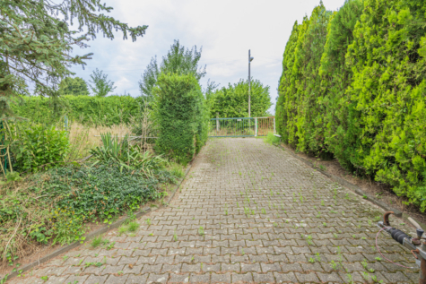 Ein Traum für Tierliebhaber – Ein- bis Zweifamilienhaus mit ca. 9.124 m² Land - Zufahrt (70665)