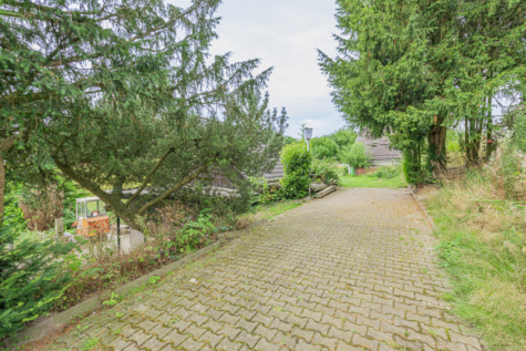 Ein Traum für Tierliebhaber – Ein- bis Zweifamilienhaus mit ca. 9.124 m² Land - Zufahrt (70671)