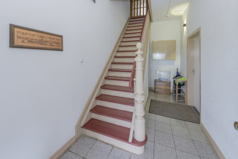 Ein Traum für Tierliebhaber – Ein- bis Zweifamilienhaus mit ca. 9.124 m² Land - Treppenhaus (70645)