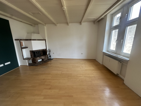 Charmante Altbauwohnung mit großzügigem Wohn-Essbereich und Kamin - Wohnzimmer mit Kamin (69763)