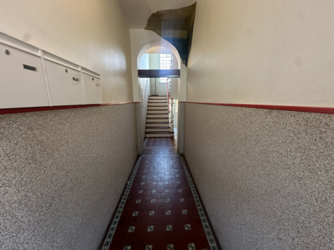 Charmante Altbauwohnung mit großzügigem Wohn-Essbereich und Kamin - Eingangsbereich Haus (69766)