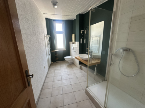 Charmante Altbauwohnung mit großzügigem Wohn-Essbereich und Kamin - Badezimmer (69765)