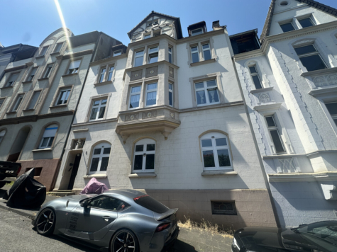 Charmante Altbauwohnung mit großzügigem Wohn-Essbereich und Kamin - Straßenansicht (69759)